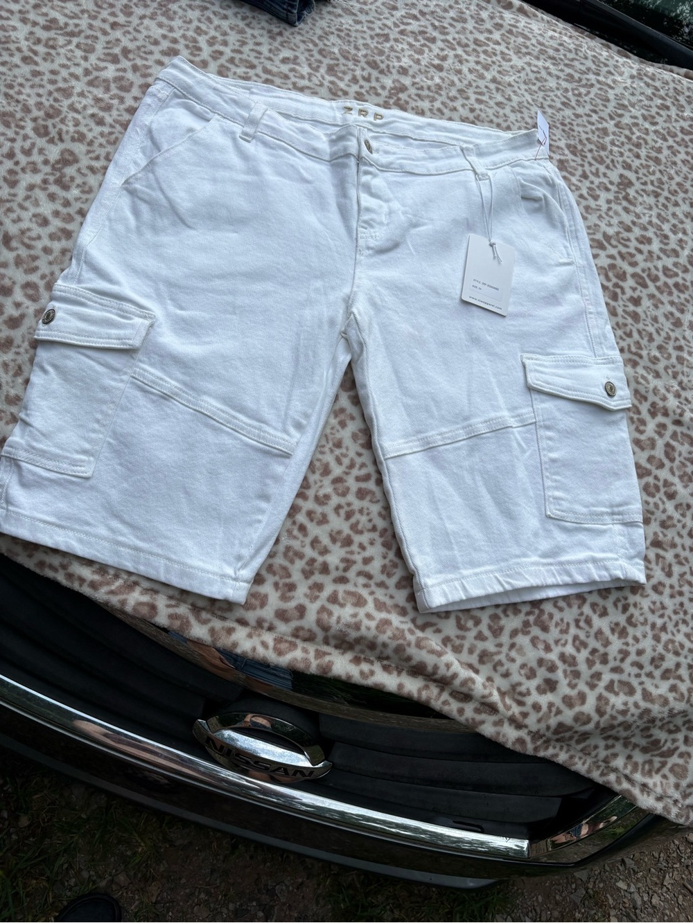 NWT ZRP Boutique White Cargo Shorts Size 24